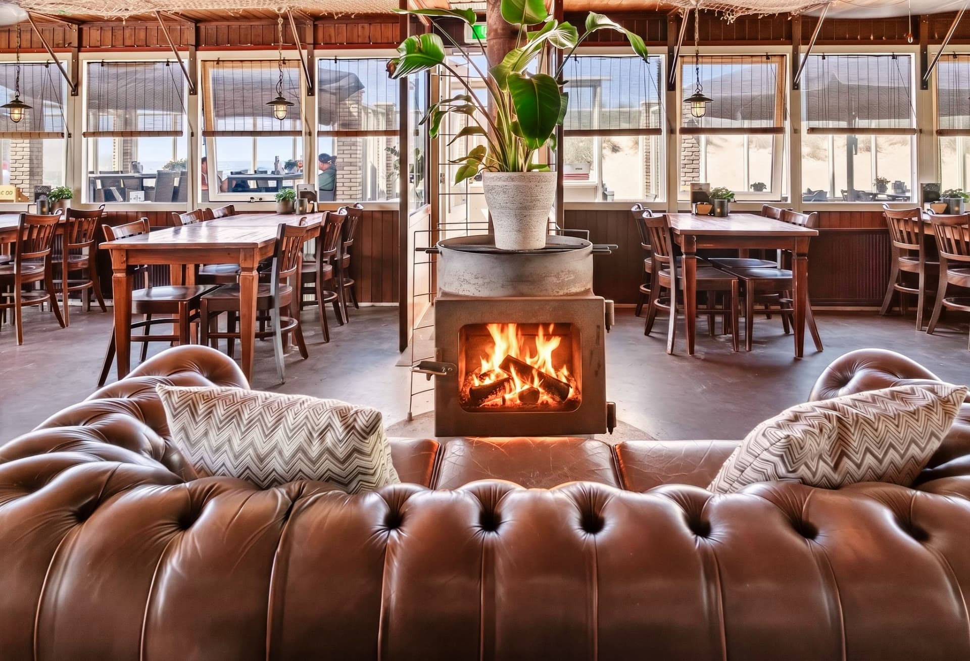 Cosy interior with fireplace and sea view at Paal 28